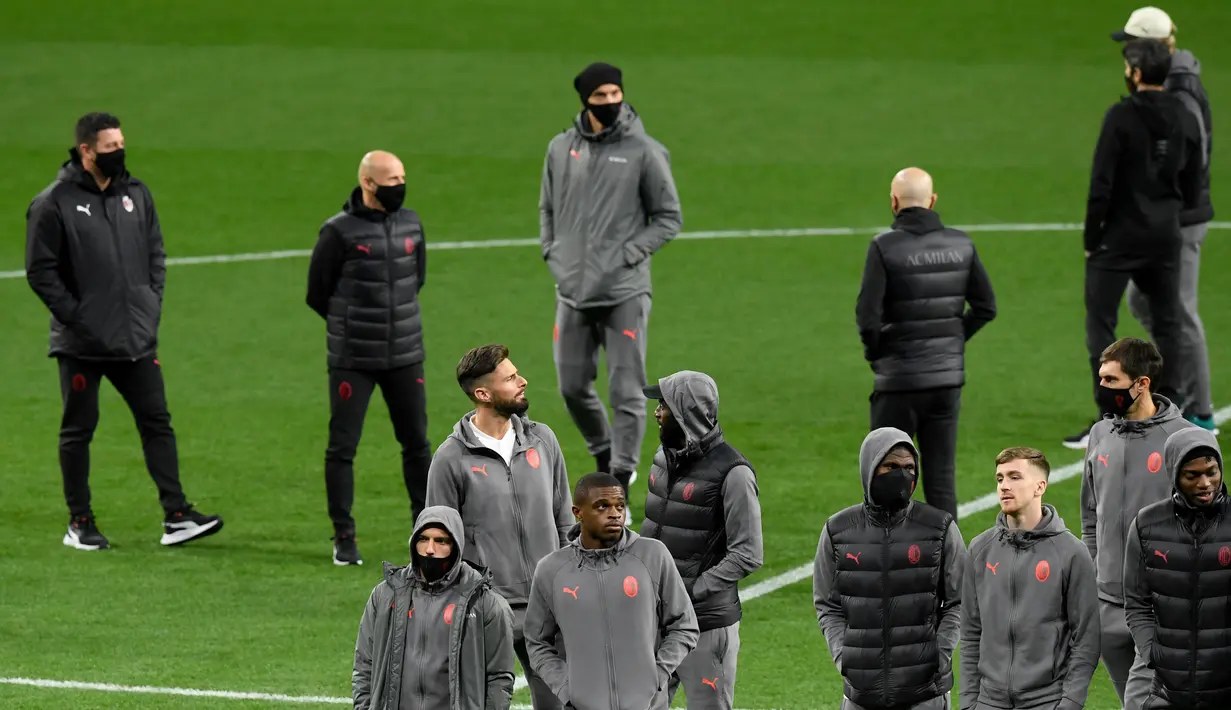 Para pemain AC Milan berjalan di lapangan di Stadion Wanda Metropolitano di Madrid, Spanyol (23/11/2021). Diketahui, AC Milan kini berada di dasar klasemen dengan mengoleksi  satu poin, sementara Atletico Madrid empat poin di posisi kedua. (AFP/Oscar Del Pozo)