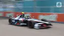 Pembalap tim Nio 333 Racing, Sette Camara melaju saat kualifikasi seri kesebelas balapan Formula E 2023 Jakarta di Jakarta International E-Prix Circuit (JIEC), Jakarta, Minggu (4/6/2023). (Liputan6.com/Herman Zakharia)