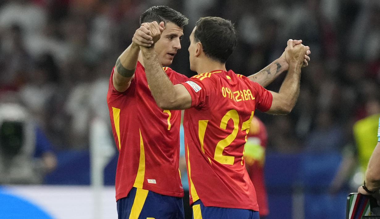 Gelandang Timnas Spanyol, Mikel Oyarzabal (kanan) memasuki lapangan menggantikan rekannya, Alvaro Morata pada laga final Euro 2024 menghadapi Timnas Inggris di Olympiastadion, Berlin, Jerman, Minggu (14/7/2024). (AP Photo/Frank Augstein)