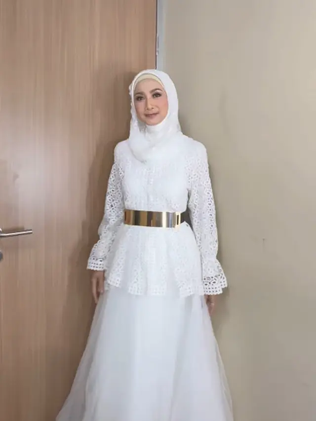 Potret Manglingi Desy Ratnasari dengan Wajah Awet Muda Berbalut Dress Putih Mirip Baju Pengantin