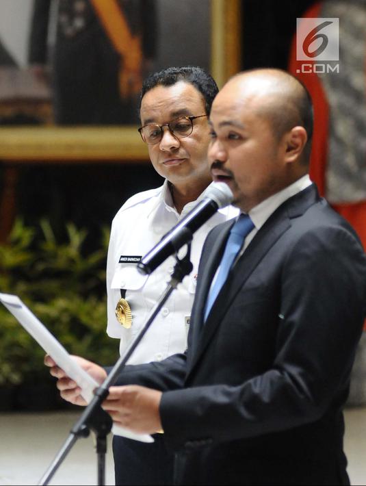 Ketua Umum HIIPMI Jaya Afifuddin Suhaeli Kalla saat melantik anggota HIPMI Jaya di Balai Kota Jakarta, Rabu (12/12). Sebanyak 151 anggota baru HIPMI Jaya siap berkontribusi mendukung Pemprov DKI Jakarta. (Liputan6.com/Angga Yuniar)