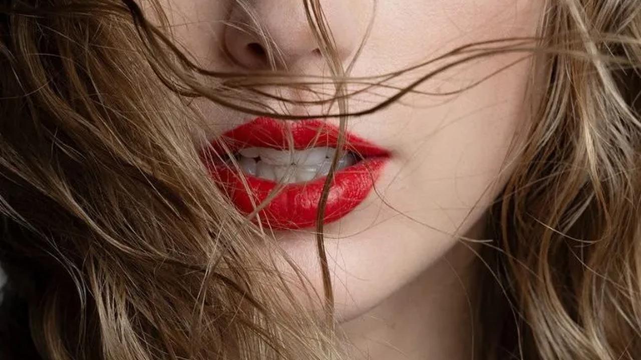 Karier Swift dimulai pada pertengahan 2000-an dengan debutnya dalam musik country. Dari sana, Swift beralih ke musik pop dan terus mencetak prestasi gemilang.