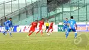 Pemain Timnas 19 Indonesia membawa bola saat laga uji coba di stadion Siliwangi Bandung, (25/2/2015). Timnas U19 Indonesia menang 2-0 atas Persib U21. (Liputan6.com/Faisal R Syam)