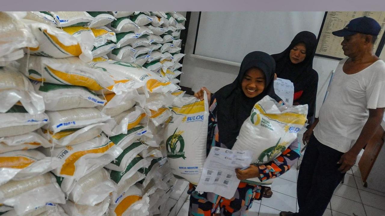 Warga menerima bantuan sosial beras saat penyaluran bantuan cadangan pangan di kantor Kelurahan Meruyung, Depok, Sabtu  (11/5/2024). Pemerintah kembali menyalurkan bantuan pangan beras 10 kilogram dari Cadangan Beras Pemerintah (CBP) tahap dua (April, Mei