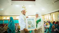 Pasangan di Cirebon menggunakan rangkaian uang untuk mahar (Liputan6.com / Panji Prayitno)