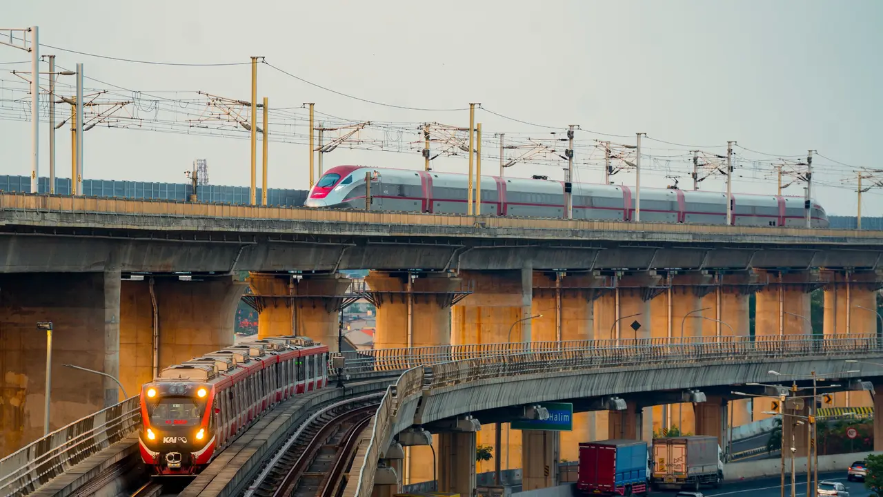PT Kereta Api Indonesia (Persero) menguji coba perjalanan awal LRT Jabodebek untuk memperkuat konektivitas dengan Kereta Cepat Whoosh di Stasiun Halim. (Dok PT KAI)