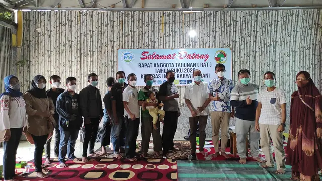 Para pengurus dan anggota Koperasi Mina Karya Madani
