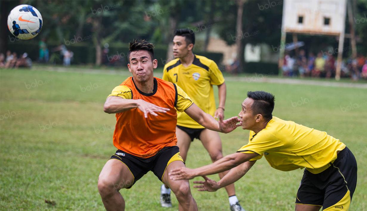 Bek sayap Arema Cronus, Ryuji Utomo, bermain bola tangan jelang laga Torabika Soccer Championship 2016 melawan PS TNI di Lapangan Kostrad, Bogor, Jawa Barat, Sabtu (30/7/2016). (Bola.com/Vitalis Yogi Trisna)