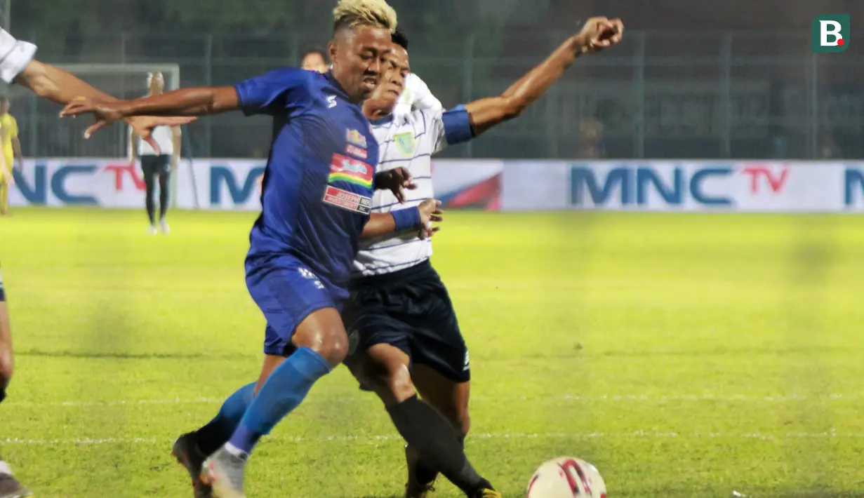 Duel penyerang Arema FC, Kushedya Hari Yudo, dan pemain Persela Lamongan, Eky Taufik, di laga Grup B Piala Gubernur Jatim 2020, Kamis (13/2/2020). (Bola.com/Iwan Setiawan)