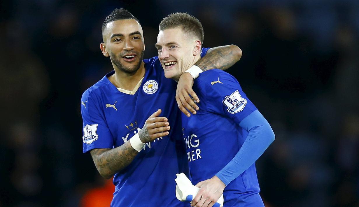 Pemain Leicester City, Jamie Vardy (kanan) dan Danny Simpson merayakan kemenangan atas Liverpool 2-0 pada lanjutan Liga Inggris di Stadion King Power, Leicester, Rabu (3/2/2016) dini hari WIB. (Reuters/Darren Staples)