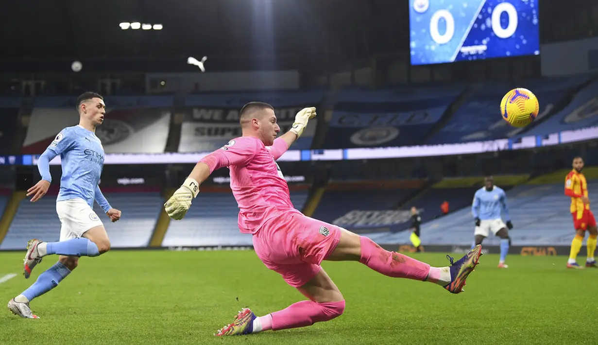 Kiper West Bromwich Albion Sam Johnstone menendang bola saat melawan Manchester City pada pertandingan Liga Inggris di Etihad Stadium, Manchester, Selasa (15/12/2020). Bermain imbang 1-1, Manchester City tetap berada di urutan 6 klasemen sementara Liga Inggris. (Michael Regan/ Pool via AP)