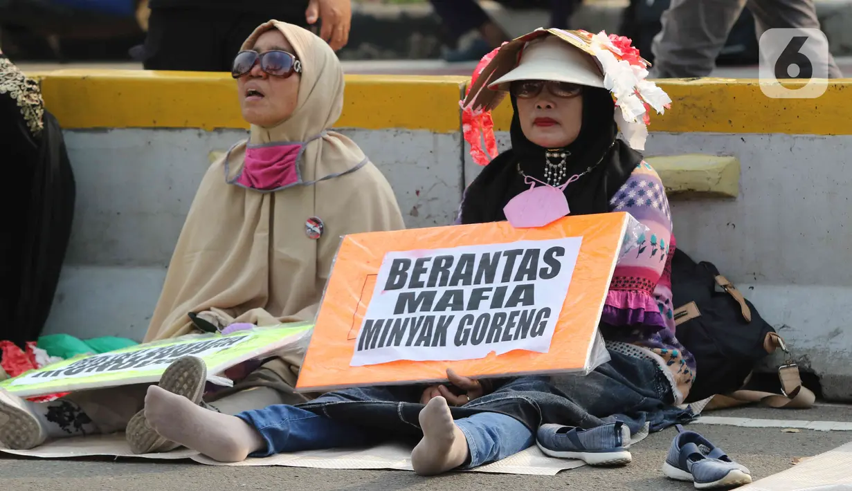 Ibu-ibu ikut serta dalam aksi demo mahasiswa di kawasan Patung Kuda, Jakarta, Senin (4/11/2022). Mereka menyampaikan tuntutannya terkait kenaikan minyak goreng dan bahan bakar minyak (BBM). (Liputan6.com/Herman Zakharia)