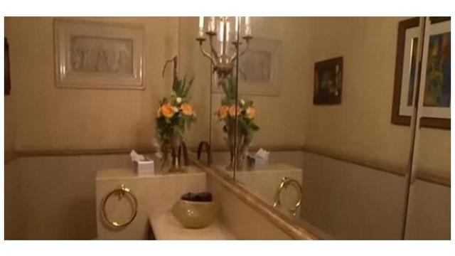 Begini penampakan kamar mandi tamu di rumah Nia, mewah dan bernuansa krem.