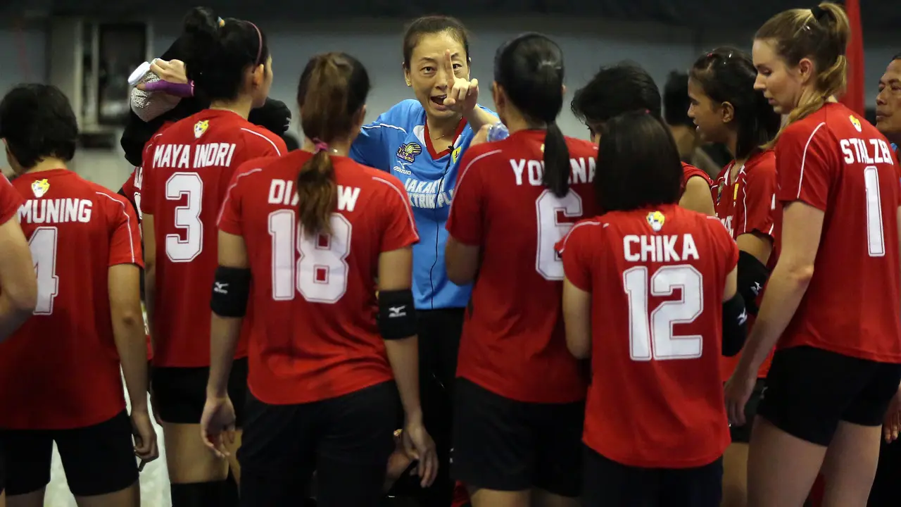 Pelatih Jakarta Elektrik PLN Tien Mei memberikan instruksi kepada pemain pada finalfinal Proliga 2017 melawan Jakarta Pertamina di GOR Amongrogo, Yogyakarta, Minggu (23/4/2017). Tien Mei bisa menjadi pelatih timnas voli putri Indonesia.