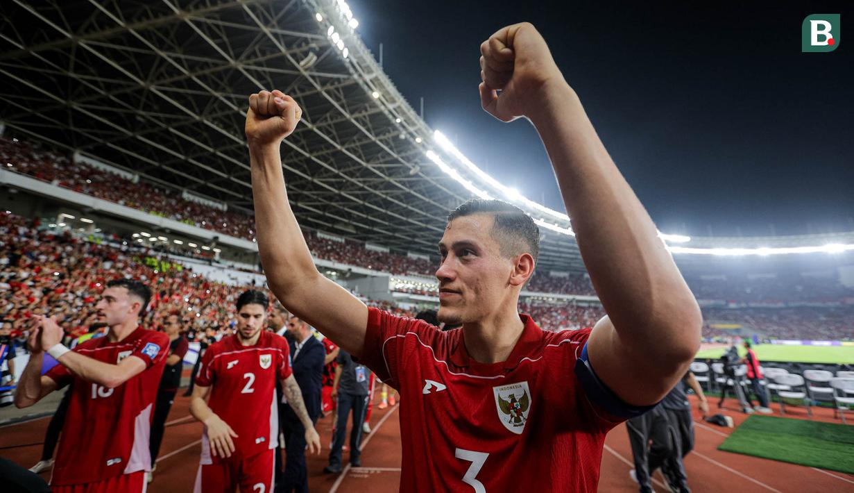 <p>Kapten Timnas Indonesia, Jay Idzes, merayakan kemenangan atas Bahrain pada laga kedelapan putaran ketiga Grup C kualifikasi Piala Dunia 2026 di Stadion Utama Gelora Bung Karno, Jakarta, Selasa (25/3/2025) malam WIB. (Bola.com/Bagaskara Lazuardi)</p>