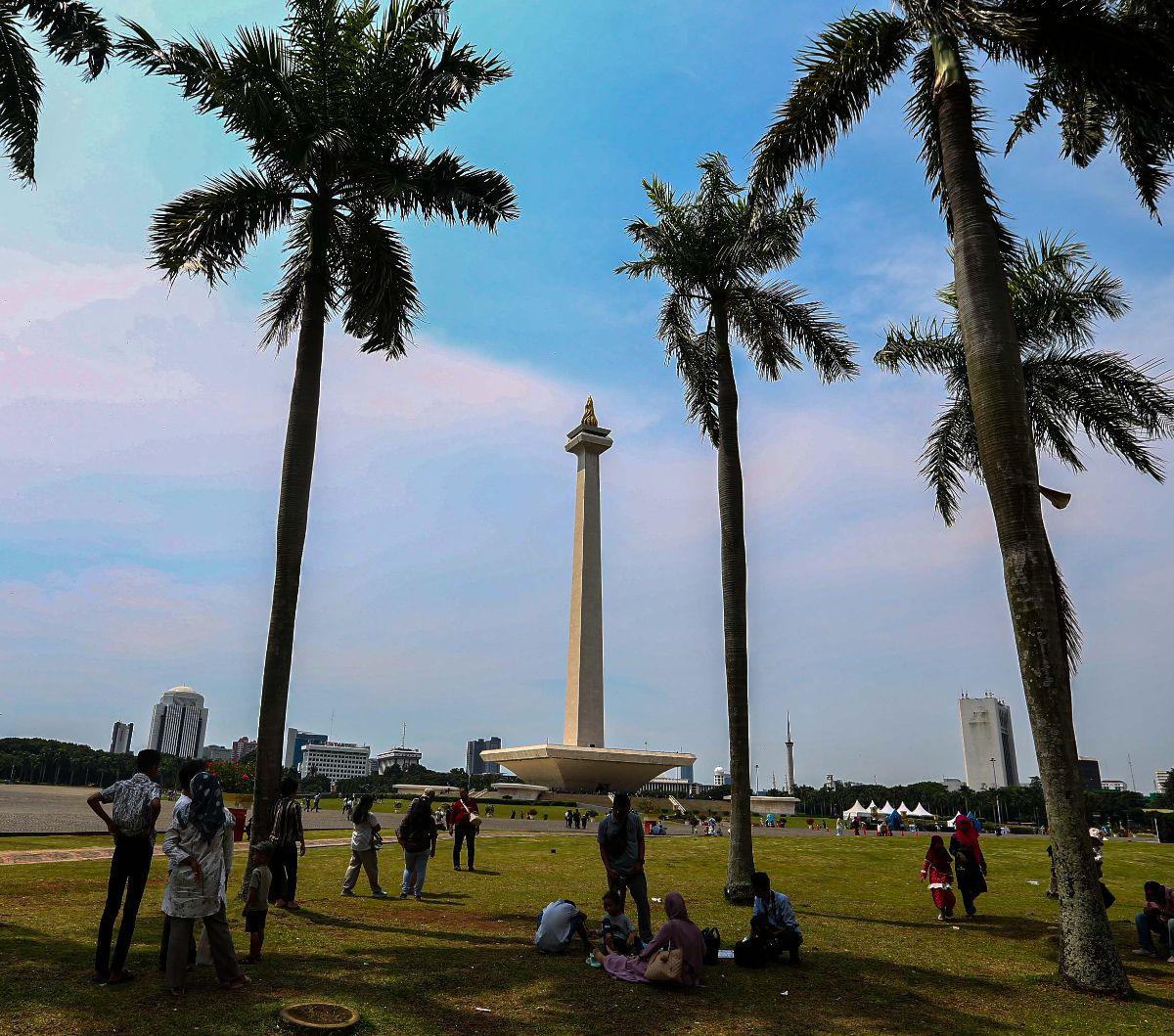 Suasana pengunjung yang berwisata di Monumen Nasional atau Monas, Jakarta, Minggu (14/4/2024). Kawasan Monas masih menjadi primadona bagi warga Jakarta dan sekitarnya untuk menghabiskan libur panjang Lebaran 2024.&nbsp;Liputan6.com/Angga Yuniar