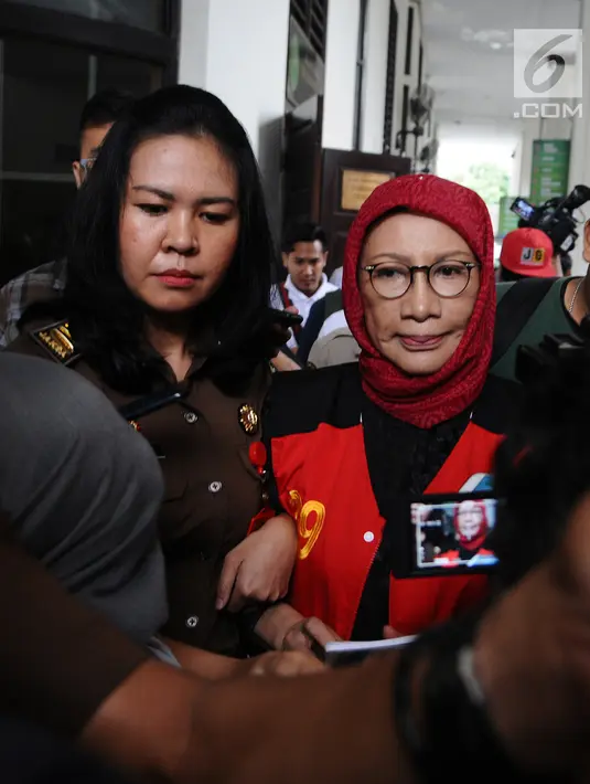 Terdakwa kasus dugaan penyebaran berita bohong atau hoaks Ratna Sarumpaet meninggalkan ruangan usai menjalani sidang lanjutan di PN Jakarta Selatan, Rabu (6/3/2019). Sidang beragendakan pembacaan nota keberatan atau eksepsi (Liputan6.com/Herman Zakharia)