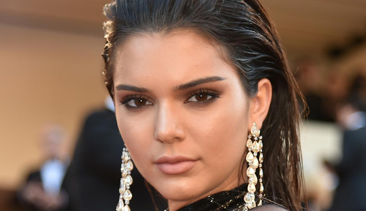 Berikut beberapa kesalahan saat mengenakan beberapa aksesori yang merusak penampilan Anda. (Alberto PIZZOLI/AFP)