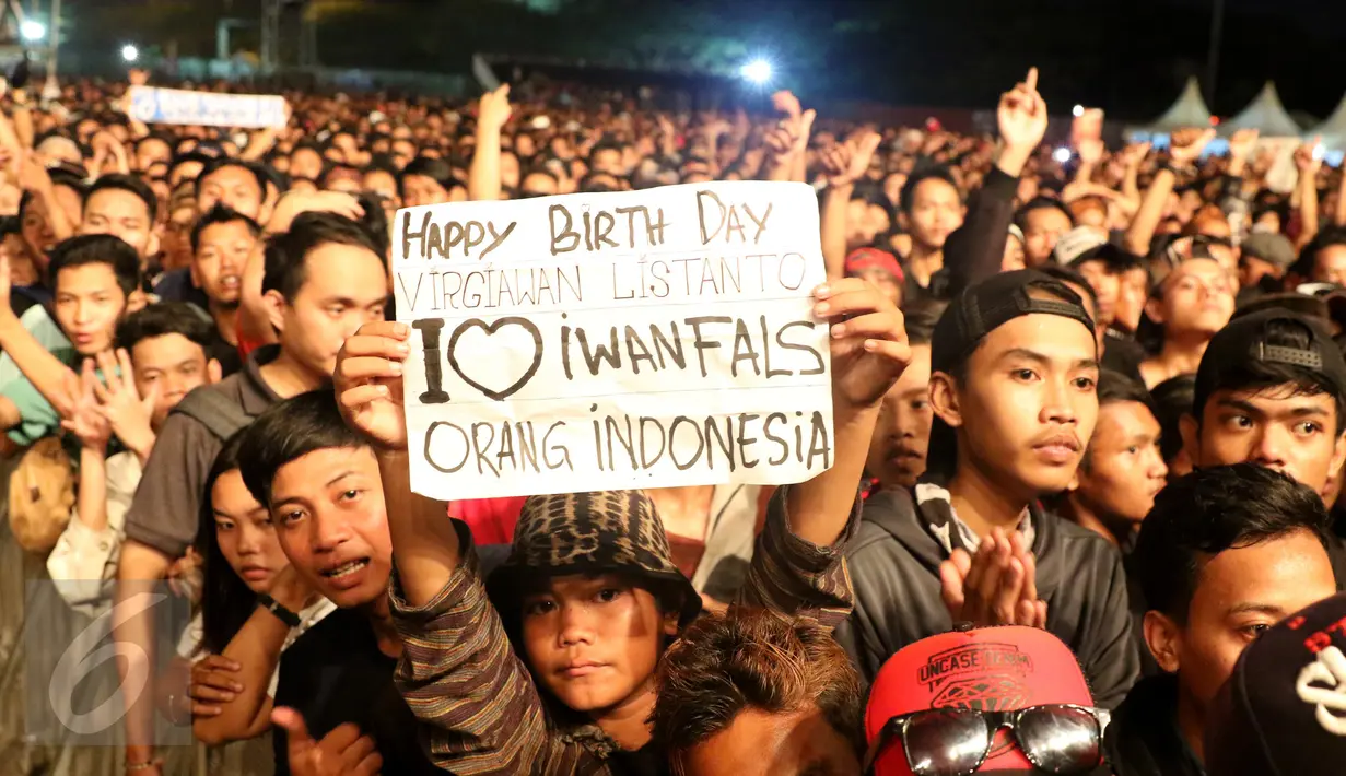 Penonton membawa poster Happy Brith Day pada konser Perayaan Karya Iwan Fals di Pantai Carnaval Ancol, Jakarta, Sabtu (03/9). Iwan Fals menggelar Konser yang bertepatan dengan HUT ke-55 (Liputan6.com/Herman Zakharia)