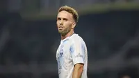 Pemain PSIM Yogyakarta,&nbsp;Ze Valente saat timnya melawan Persebaya Surabaya&nbsp;pada BRI Super League 2025/2026 di Stadion Gelora Bung Tomo, Surabaya,&nbsp;Jumat (8/8/2025). (Bola.com/Abdul Aziz)