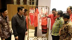 Gubernur NTB, TGB Muhammad Zainul Majdi, Menko Kemaritiman Luhut Panjaitan, Menteri PPN/ Bappenas Bambang Brodjonegoro dan Jendral TNI (Purn) Moeldoko melihat barang atlet saat penggalangan dana di Jakarta, Jumat (14/9). (Liputan6.com/Herman Zakharia)