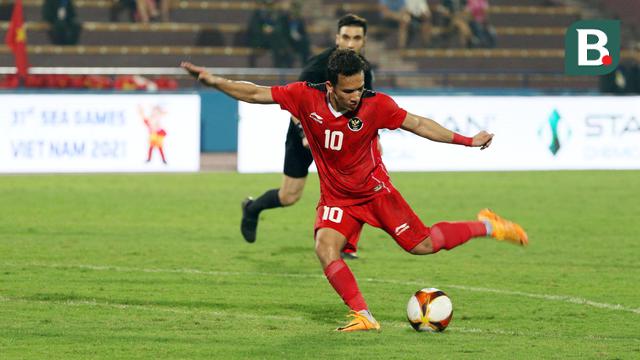 Pemain timnas Indonesia, Egy Maulana Vikri, menendang bola ke gawang Timor Leste dalam lanjutan pertandingan babak penyisihan grup A di Viet Tri Stadium, Phu Tho, Vietnam, Selasa (10/5/2022). (Bola.com/Ikhwan Yanuar)