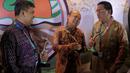 Direktur Utama PT Pupuk Kaltim Bakir Pasaman (tengah) berbincang bersama Direktur Produksi PT Pupuk Sriwidjaja Filius Yuliandi dan GM Produksi PT Pupuk Kujang Ariffianto, usai menerima penghargaan PROPER di Jakarta, Kamis (27/12).(Liputan6.com/HO/Ines)