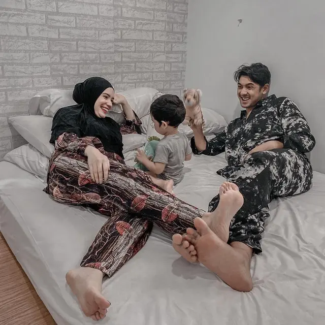 Arya Saloka bersama keluarga (Instagram/arya.saloka)