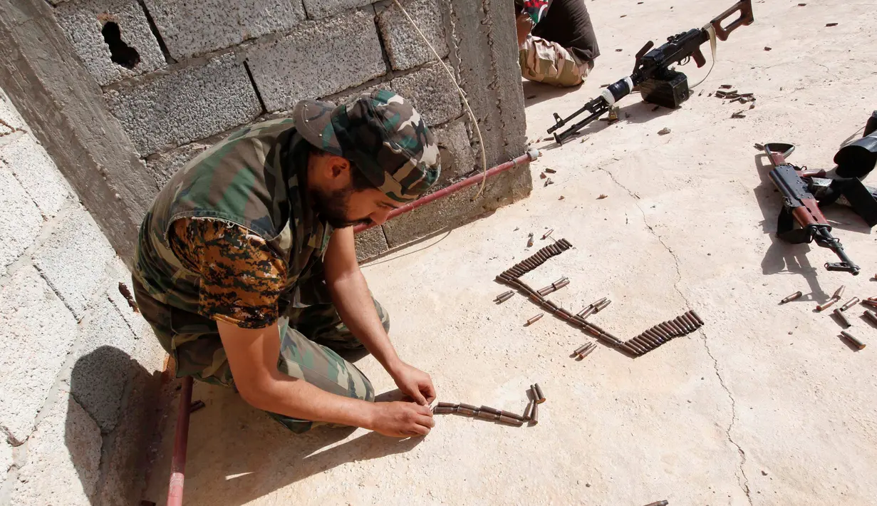 Pasukan militer pemerintah Libya, mempersiapkan peluru untuk melakukan serangan kepada para pejuang ISIS dari atap atap rumah di daerah Zaafran, di Sirte, Libya, 30 Juni 2016. (REUTERS/Ismail Zitouni)