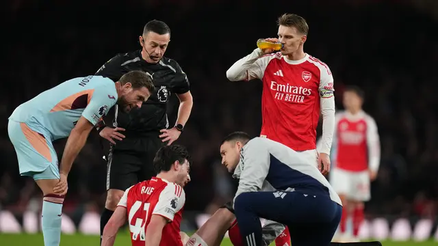 Declan Rice diperiksa oleh dokter tim The Gunners di laga Arsenal vs Brentford di Emirates Stadium pada hari Kamis (04/12/2025) dini hari WIB. (AP Photo/Kirsty Wigglesworth)