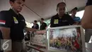 Petugas kepolisian mengamankan foto wanita yang ditemukan di salah satu cafe di kawasan kalijodo, Jakarta, Sabtu (20/2/2016). Polda Metro Jaya bersama TNI serta Satpol PP, Operasi penyakit masyarakat di kawasan kalijodo. (Liputan6.com/Herman Zakharia)