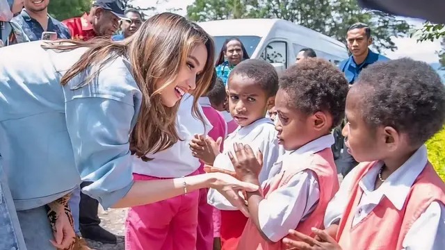 7 Potret Cinta Laura Kunjungi Sekolah Papua, Selalu Jadi Inspirasi