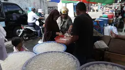 Pedagang kolang kaling tengah melayani pembeli di Tanah Abang, Jakarta, Kamis (24/5). Selama Ramadan buah kolang kaling ini banyak diburu oleh masyarakat. (Liputan6.com/Angga Yuniar)