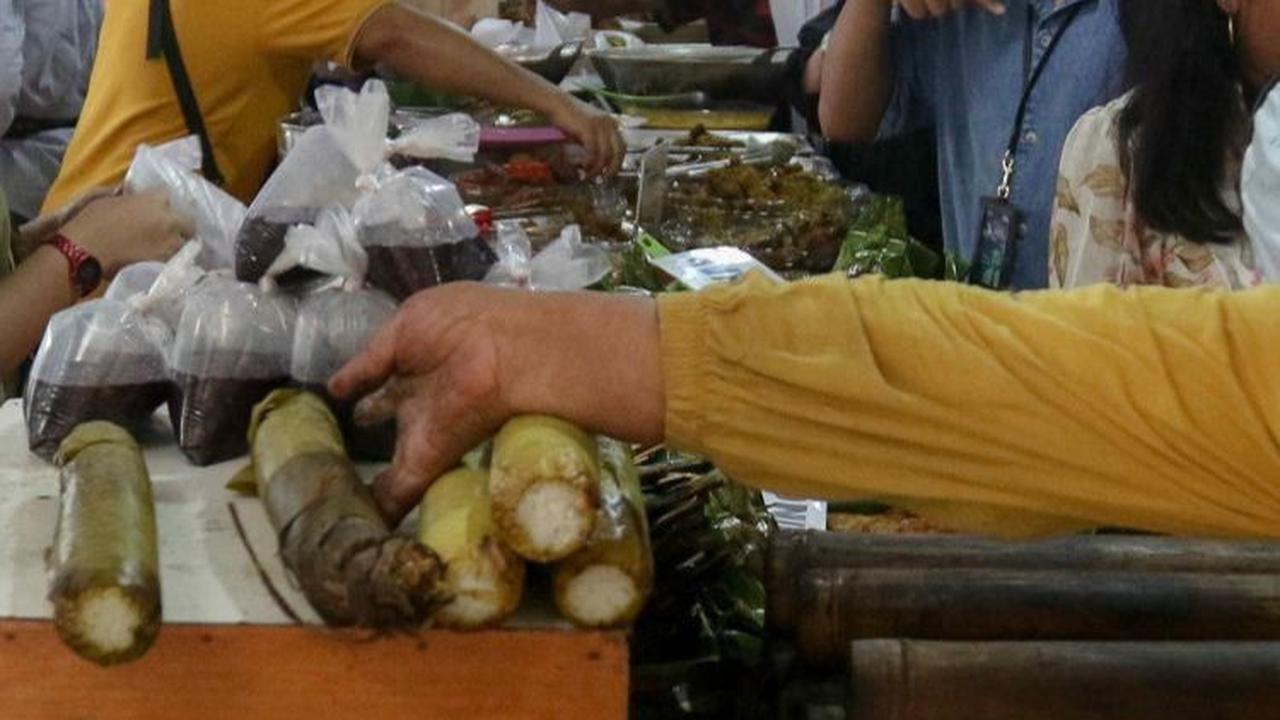 Pasar Takjil Ramadan yang dibuka selepas azan Ashar ini pun langsung dipadati warga.&nbsp;Foto: Liputan6.com / Herman Zakharia