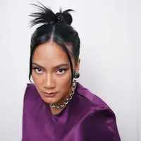 Setiap orang berhak memakai warna baju apa pun yang diinginkan, tapi tak ada salahnya memilih warna yang akan melengkapi skin tone kita. Seperti dark skin tones yang sangat reflektif dan berkilau dalam warna permata seperti amethyst yang dipakai Tara Basro lewat pilihan shade ungu tua. 
(Foto: Instagram @tarabasro)