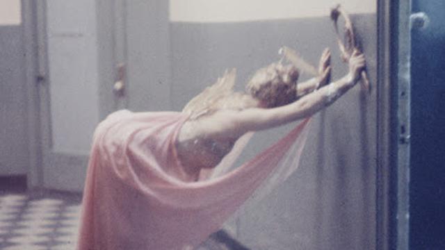 6 Potret Aktivitas Penari Diskotek Era 1950 di Belakang Panggung