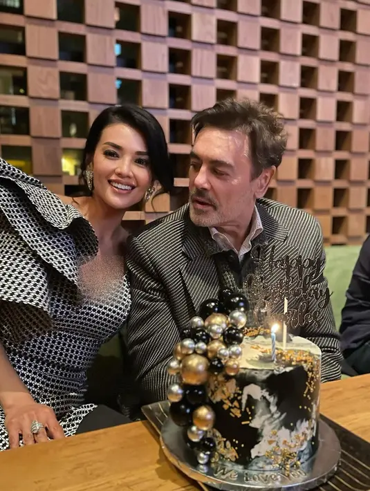 Di momen spesial ulang tahun sang suami, Farah Quinn menggelar pesta sederhana namun romantis. Keduanya selalu kompak dalam berpenampilan. Kali ini, mereka memakai busana bernuansa hitam putih. Dengan suasana penuh cinta, banyak warganet memuji suami Farah mirip Tony Stark di film Iron Man, yang diperankan oleh Robert Downey Jr. (Liputan6.com/IG/@farahquinnofficial)