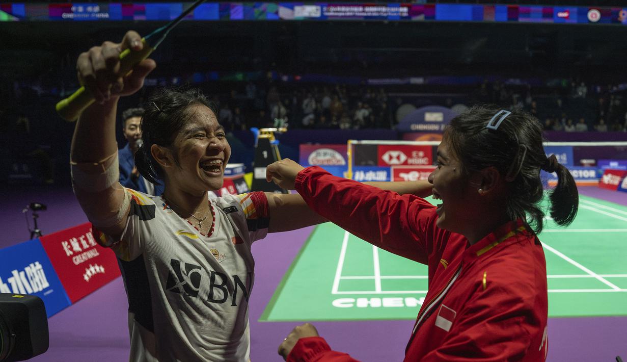 Selebrasi kemenangan Tunggal putri Indonesia, Ester Nurumi Tri Wardoyo (kiri) bersama rekannya, Gregoria Mariska Tunjung setelah menjadi penentu kemenangan 3-0 Tim Uber Indonesia atas Thailand pada laga perempatfinal Piala Uber 2024 di Hi-Tech Zone Sports Centre Gymnasium, Chengdu, China, Jumat (3/5/2024) usai mengalahkan wakil Thailand, Supanida Katethong dengan tiga gim, 19-21, 21-19 dan 21-19. (AP Photo/Ng Han Guan)