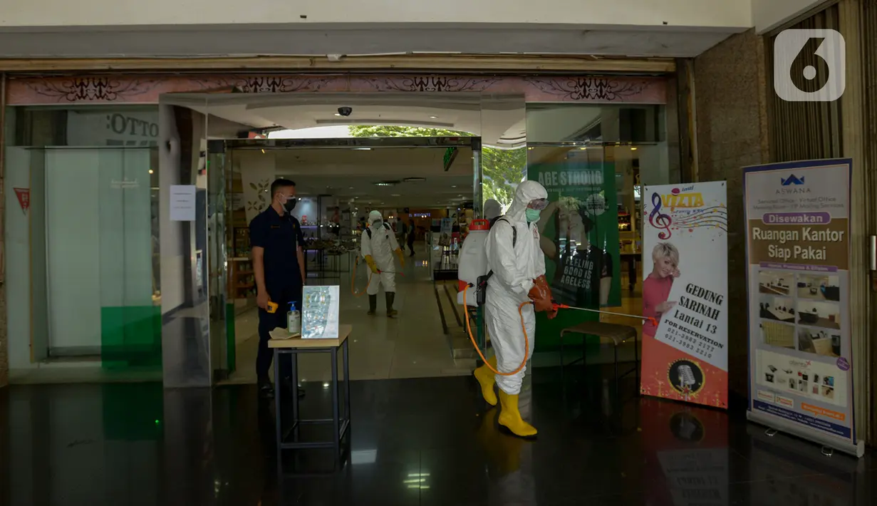 Petugas PMI melakukan penyemprotan cairan disinfektan di pusat perbelanjaan Sarinah, Jakarta Pusat, Selasa (17/3/2020). PMI melakukan penyemprotan disinfektan di sejumlah tempat seperti pasar, perkantoran, terminal dan tempat ibadah untuk mencegah penyebaran COVID-19.  (merdeka.com/Imam Buhori)