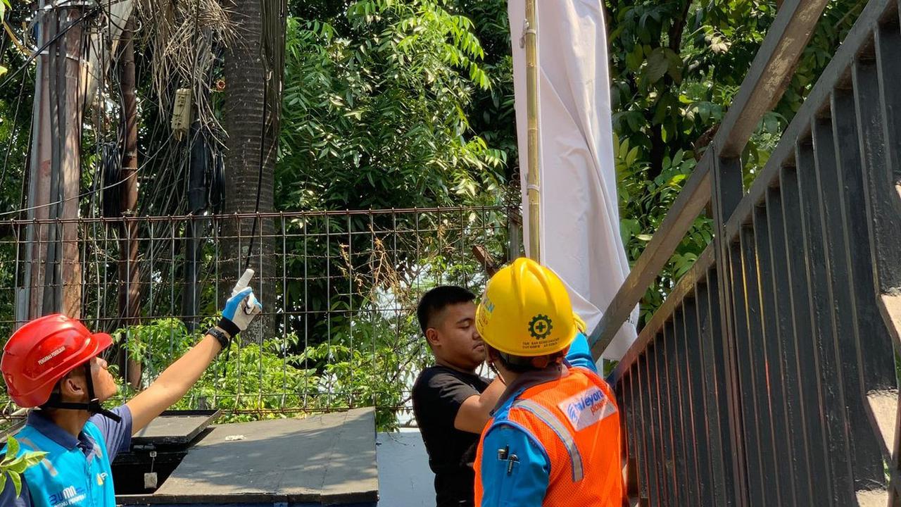 PLN menegaskan pentingnya kesadaran masyarakat terhadap bahaya memasang atribut kemerdekaan yang terlalu dekat dengan jaringan listrik. (Dok PLN)