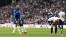 Chelsea kembali mencetak gol pada menit ke-57 untuk unggul 2-0. Sepakan N'Golo Kante sempat membentur tiang gawang sebelah kiri Tottenham sebelum akhirnya masuk ke dalam gawang Hugo Lloris. (AP/Matt Dunham)