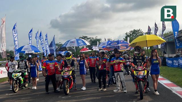 Para pembalap di grid jelang race YCR-1 pada seri terakhir Yamaha Cup Race (YCR) 2025 di Sirkuit Bukit Peusar, Tasikmalaya hari Minggu (30/11/2025). (Hendry Wibowo/Bola.com)