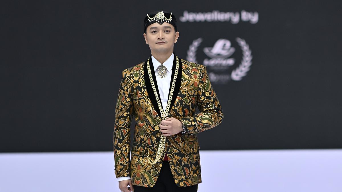 Kebanggaan Melenggang di Runway Indonesia Fashion Week 2025 Sebagai Muse
