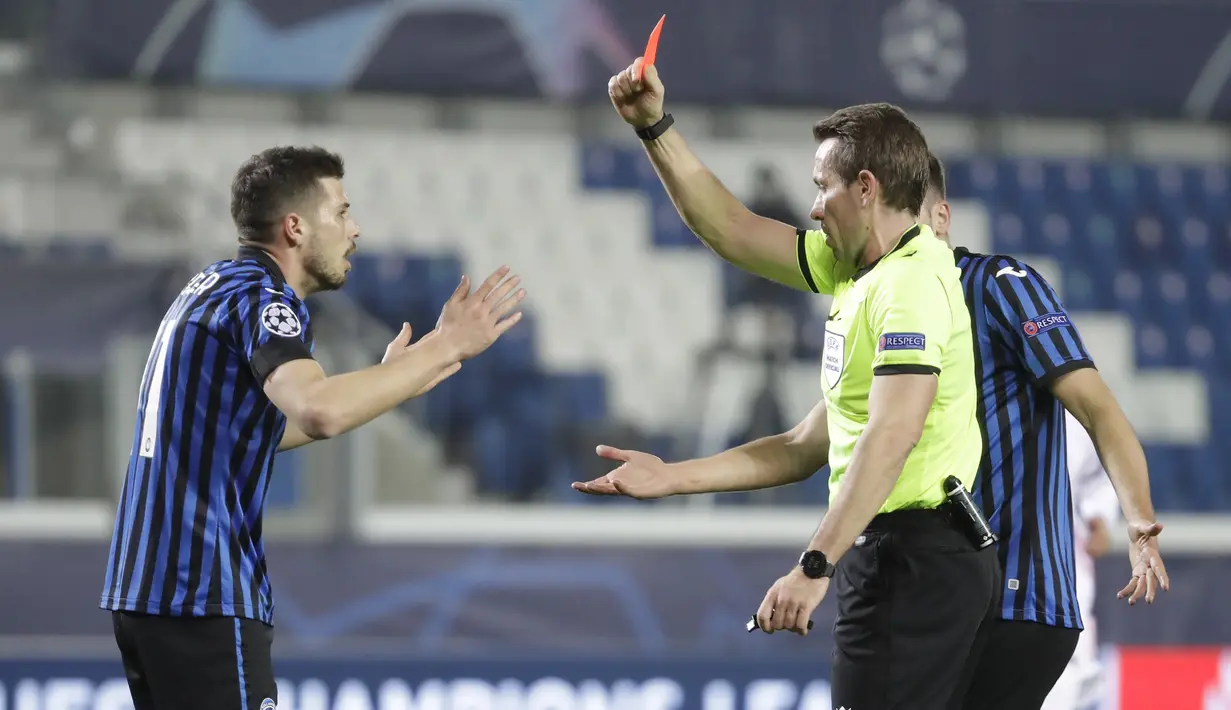 Wasit Tobias Stieler memberikan kartu merah kepada gelandang Atalanta, Remo Freuler (kiri) saat menghadapi Real Madrid dalam laga leg pertama babak 16 Besar Liga Champions 2020/21 di Gewiss Stadium, Bergamo, Rabu (24/2/2021). Atalanta kalah 0-1 dari Real Madrid. (AP/Luca Bruno)