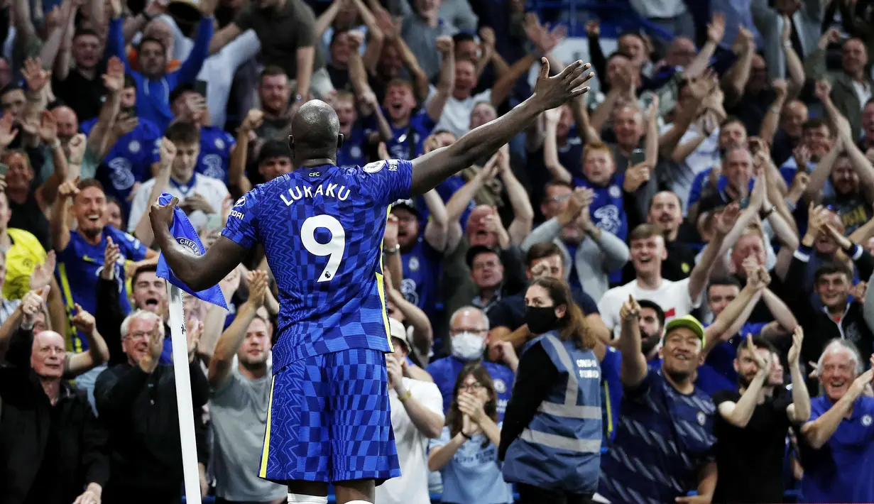 Romelu Lukaku - Pemain timnas Belgia ini memiliki kemampuan luar biasa dengan menguasai lima bahasa yakni, Inggris, Spanyol, Belanda, Prancis dan Portugis. Striker Chelsea itu juga bergelar sarjana pariwisata dan hubungan masyarakat. (AP/Antonio Calanni)