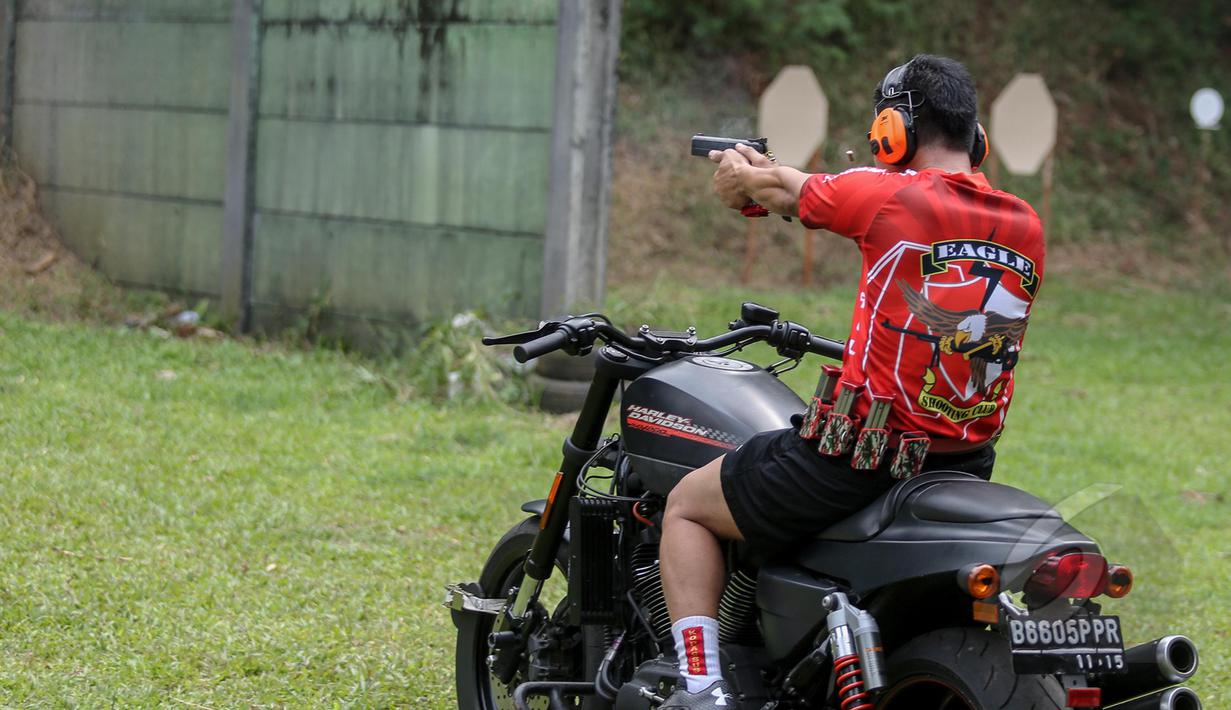 Seorang member dari Mabua Shooting Club Indonesia (MSCI) menjajal kemampuan menembaknya di Lapangan Tembak Senayan, Jakarta, Jumat (22/5/2015). Mabua Harley Davidson menyalurkan hobi bagi para pemilik motor Harley Davidson. (Liputan6.com/Faizal Fanani)