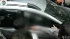 Menurut warga yang pertama kali mencurigai korban tewas, mobil terlihat terparkir sejak siang.