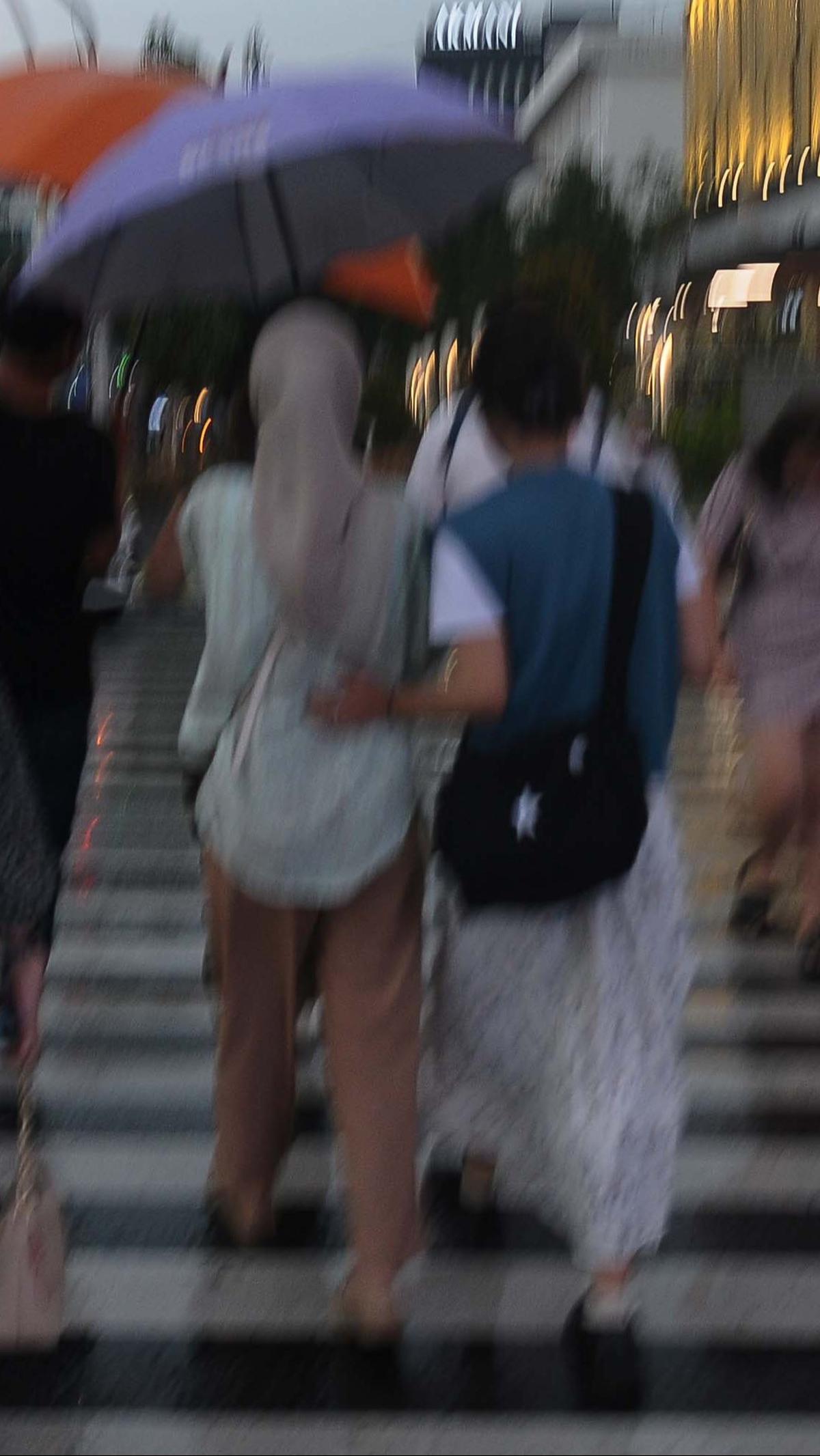 Warga pun diimbau untuk berhati-hati saat melakukan aktivitas di luar ruangan.