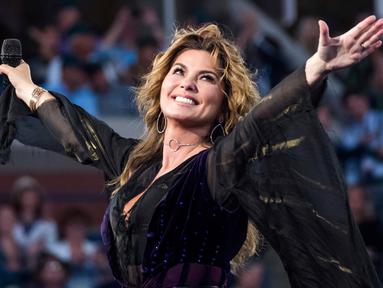  Shania Twain saat tampil pada pembukaan turnamen tenis AS Terbuka di  USTA Billie Jean King National Tennis Center, New York (28/8). Penyanyi 52 tahun ini tampil cantik dan seksi dengan gaun berwarna hitam dan ungu. (Photo by Charles Sykes/Invision/AP)