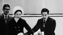 Putra Mahkota Akihito dan Putri Michiko Jepang bermain seluncur di Makomanai, Sapporo, Jepang, 10 Februari 1971. Akihito mengundurkan dari sebagai Kaisar Jepang dan menyerahkan takhta kepada anak laki-lakinya, Putra Mahkota Naruhito. (AFP)